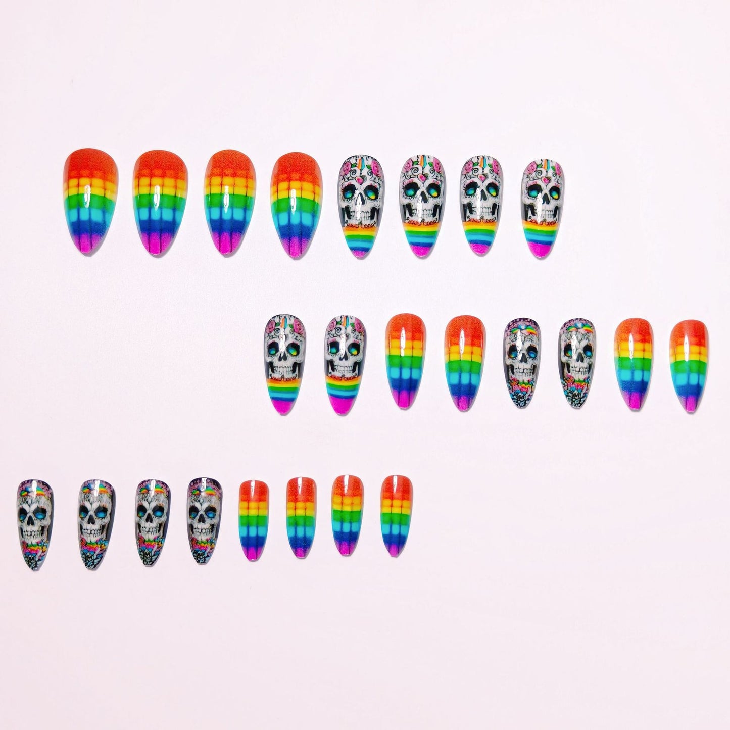 Kreative Kunstnägel mit Totenkopf-Design und Regenbogenfarben Brehn