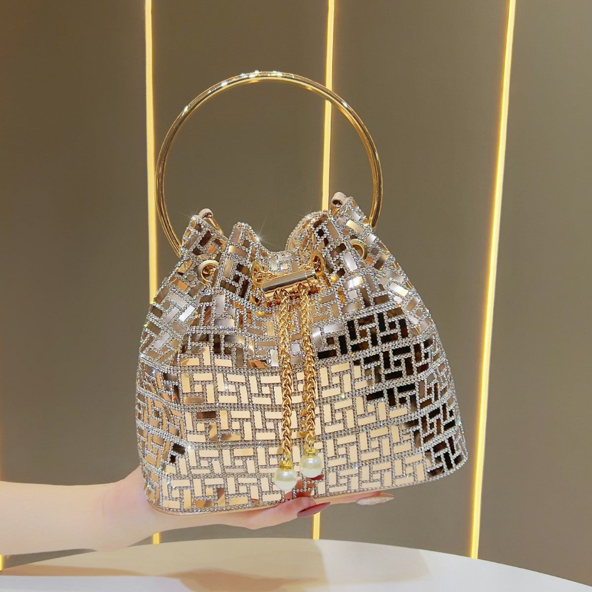 Rhinestone-beschmückte Bucket Bag