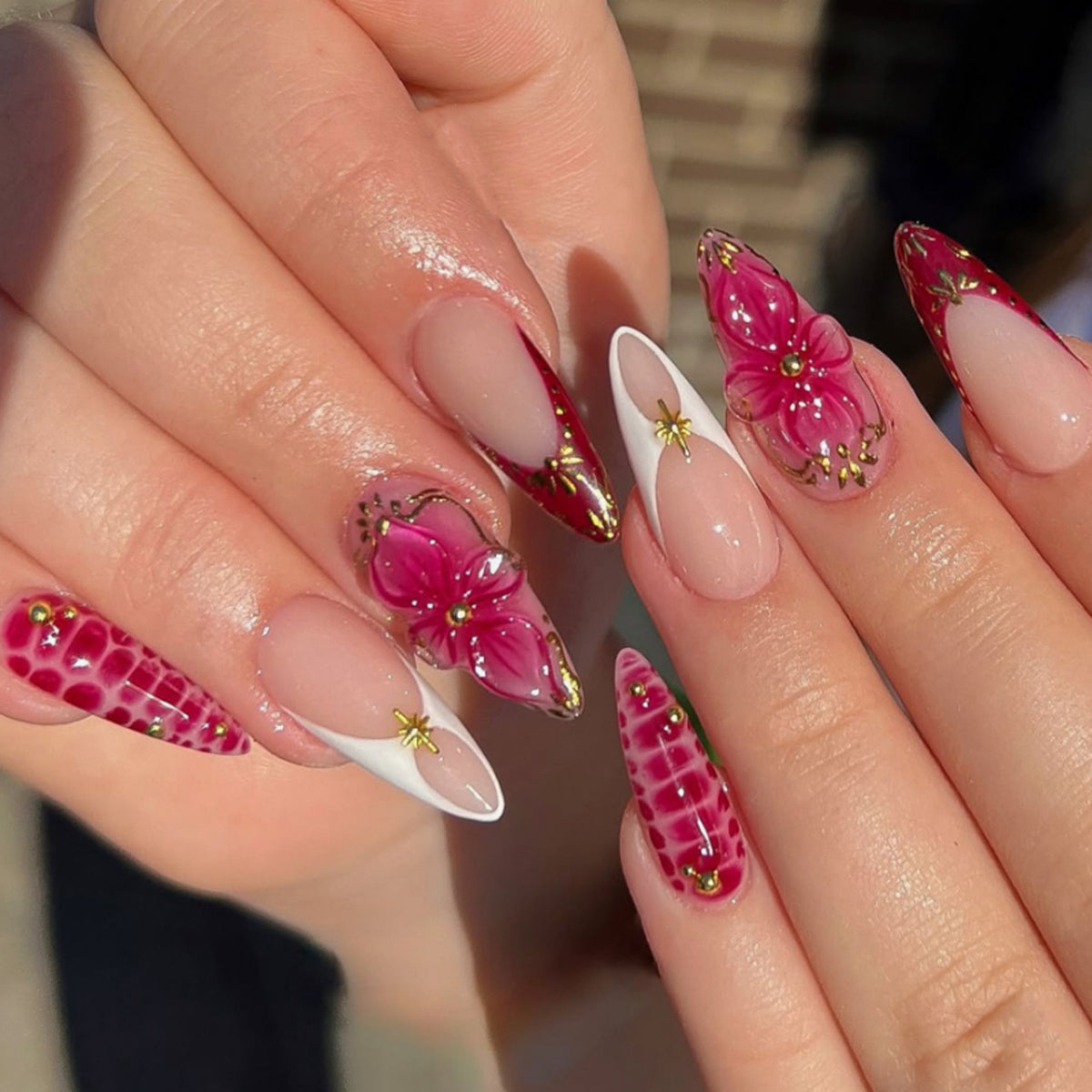 Kunstvolle Nagelkunst mit floralen und Glitzer-Akzenten Brehn