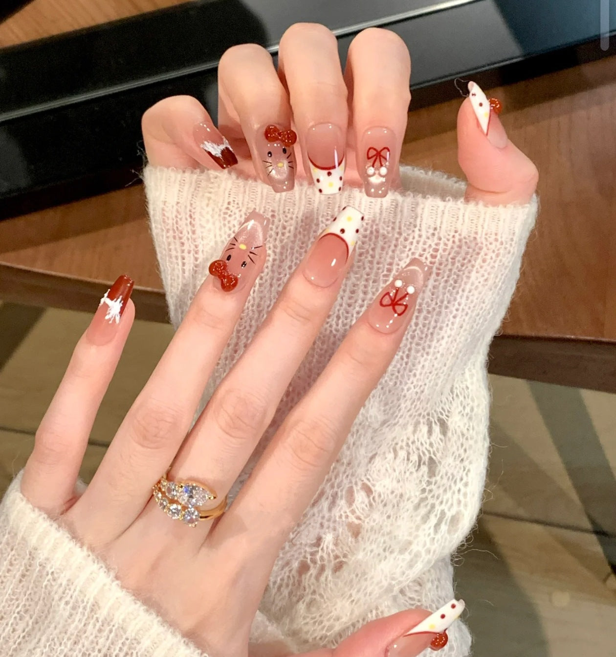 Künstlerisches Press-On-Nagelset mit skurrilen Feiertagsdesigns Brehn