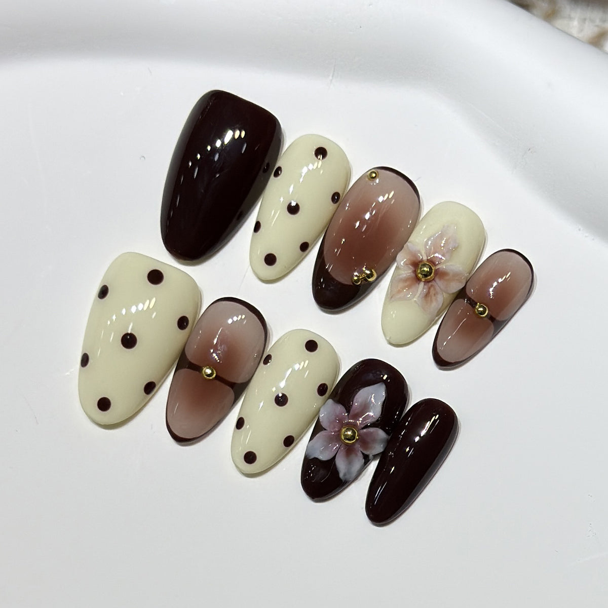 Elegantes Floral Stiletto Nagelkunst Set Brehn
