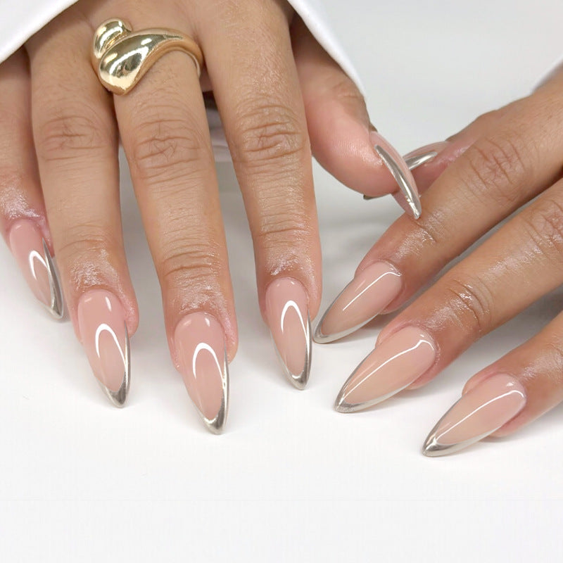 Elegante Stiletto-Nagelspitzen mit metallischen Akzenten Brehn