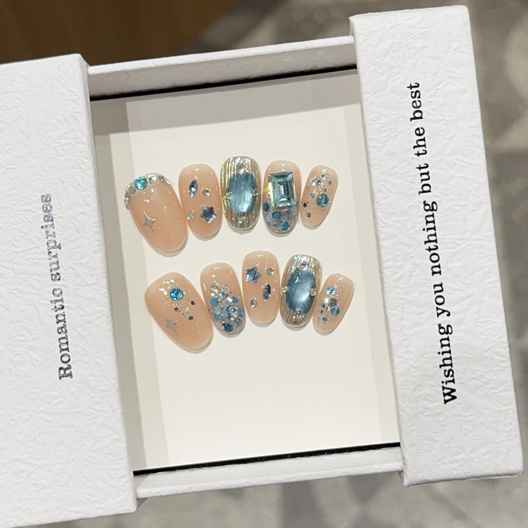 Glamouröse Kunstnagelspitzen mit Geschmücktem Design Brehn
