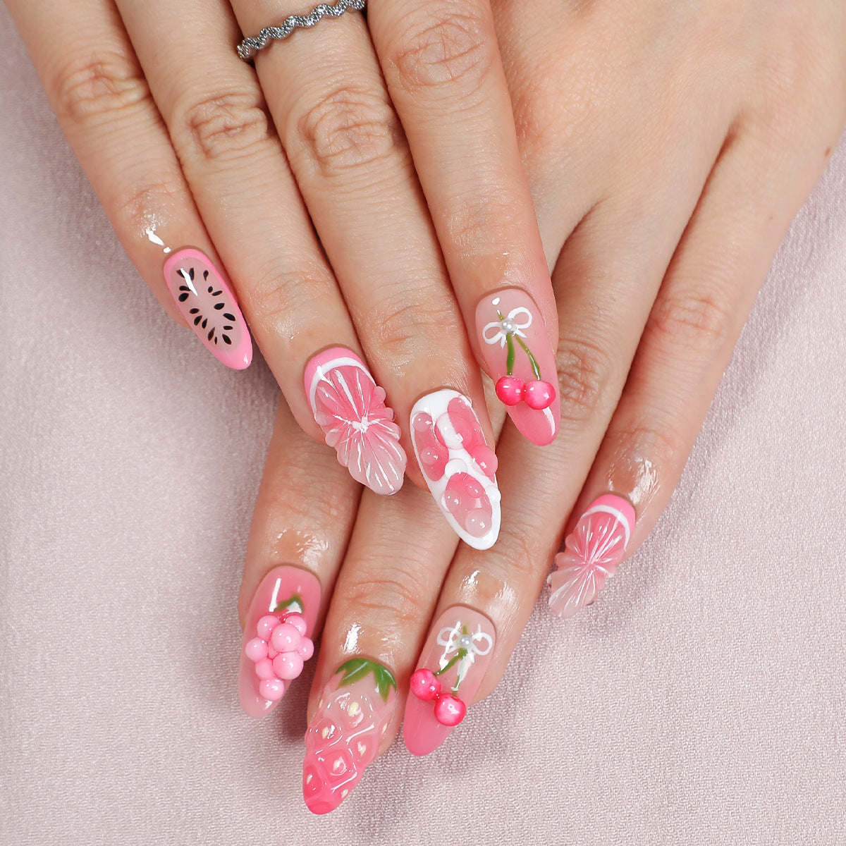 Kreatives Nagel-Set mit fruchtigen und floralen Designs Brehn