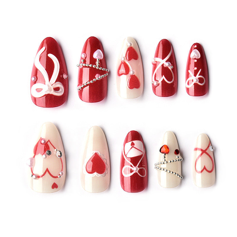 Glamouröse Kunstnagelset mit romantischem Herzdesign und eleganten Verzierungen Brehn