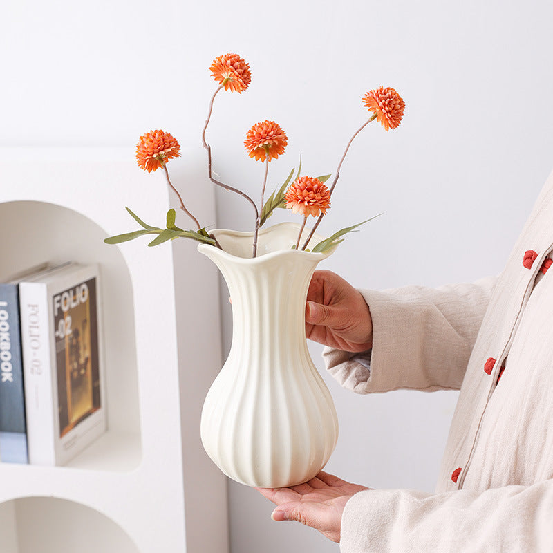 Elegante gerippte Keramikblumenvase