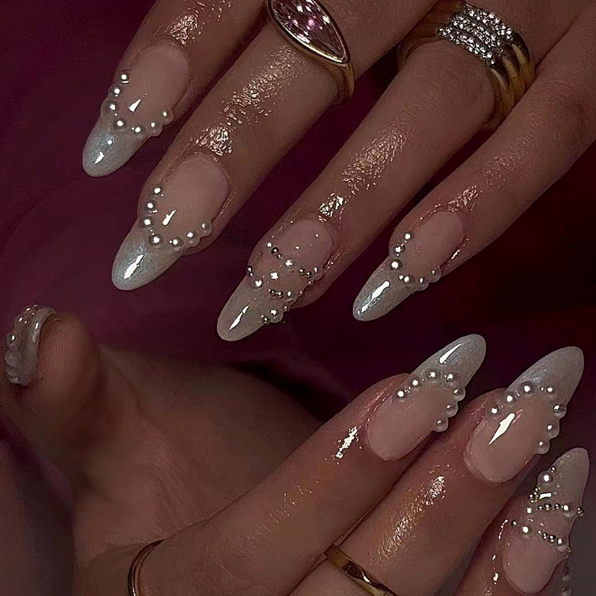 Elegante Gelnägel mit Perlenverzierung Brehn
