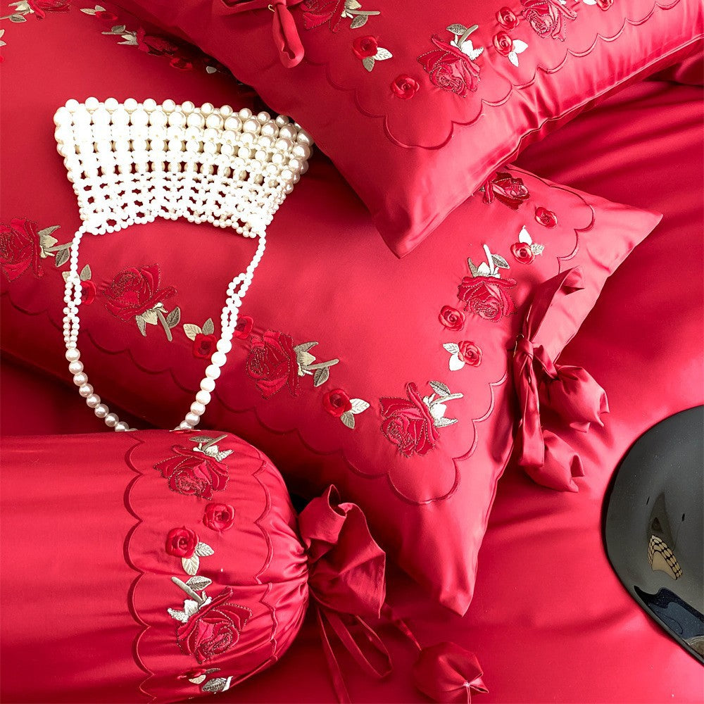 Opulente Satin‑Bettwäschegarnitur mit Blumenstickerei, Zierrollen und Rüschensaum