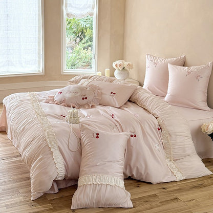 Luxuriöses Satin-Bettwäsche-Set mit gerafftem Volant, Kirschstickerei und Zierkissen