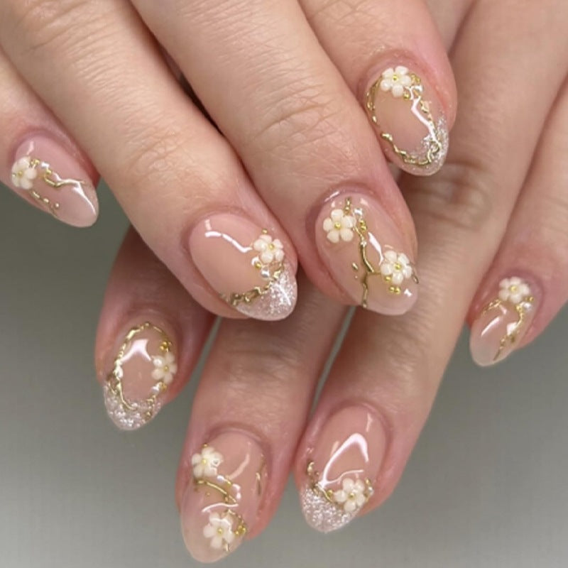 Kreatives Kunstnagelset mit zarter Blumendekoration und Glitzerelementen Brehn