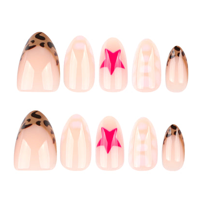 Kunstvolle Nagelkunst mit niedlichen Motiven und Glitzerakzenten Brehn