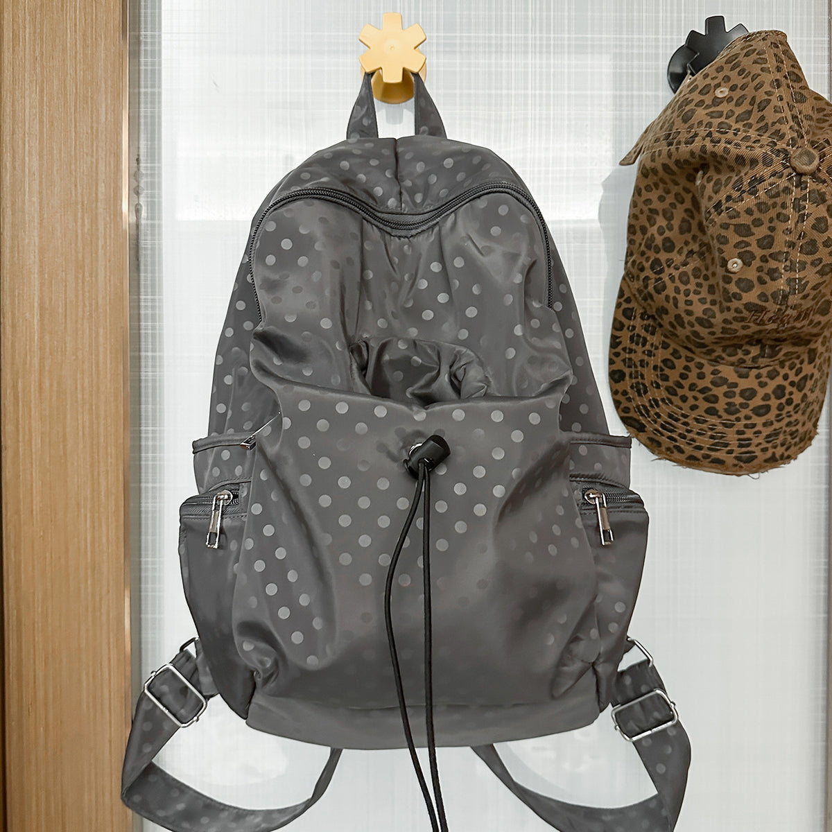 Stilvolle gepunktete Drawstring-Rucksack Brehn