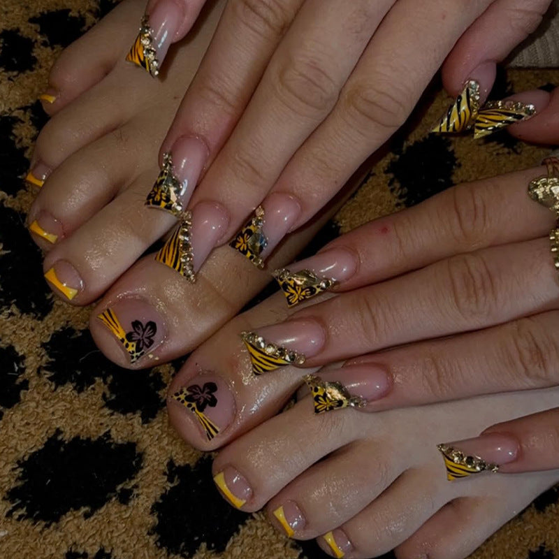 Künstlerisches Premium Press-On Nagelset mit Blumen- und Schmuckakzenten Brehn