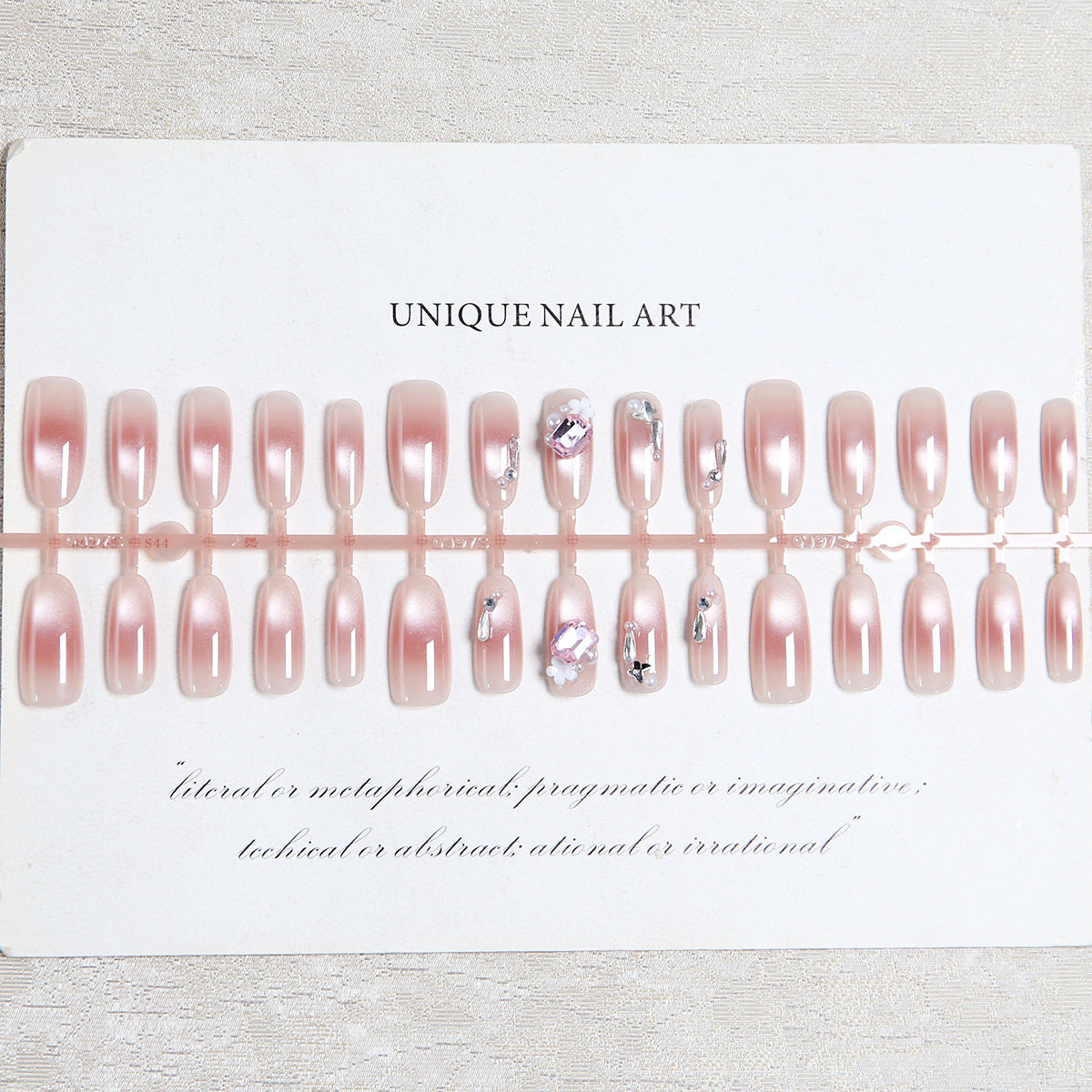 Kunstnagelset mit glamourösen 3D-Applikationen und eleganten Blütenverzierungen Brehn