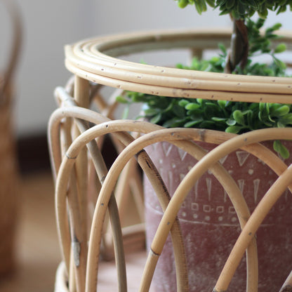 Pflanzenständer aus Rattan mit modernem Design Brehn
