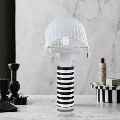 Moderne dekorative Tischlampe mit gestreiftem Fuß