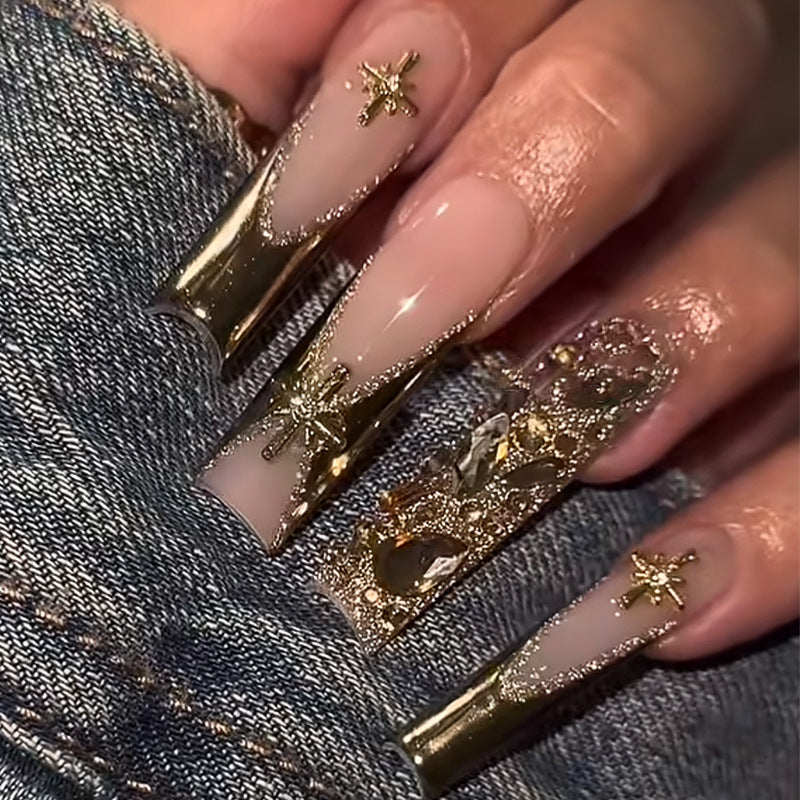 Premium Dekorative Press-On Nagelset mit eleganten goldenen Akzenten Brehn