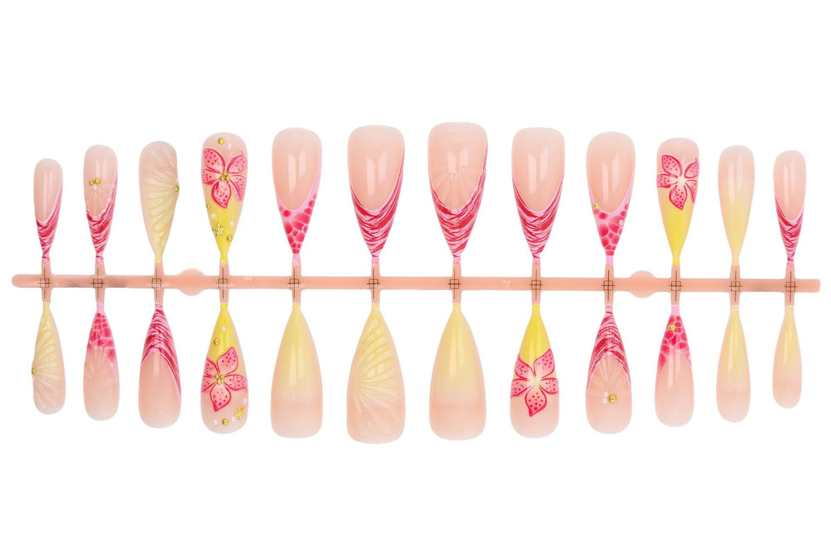 Kunstnagelset mit kreativem Blüten- und Wellenmotiv Brehn