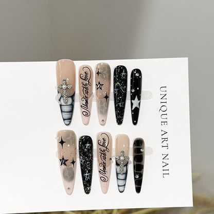 Künstlerische Stiletto Press-On Nagelset mit dekorativen Akzenten