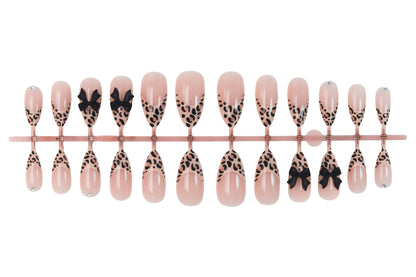 Kunstnagelset mit tierischen Motiven und eleganten Schleifen Brehn