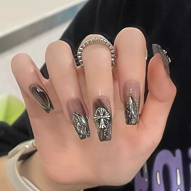 Glamouröse Kunstfingernägel mit Herz-Design und Glitzernden Akzenten Brehn