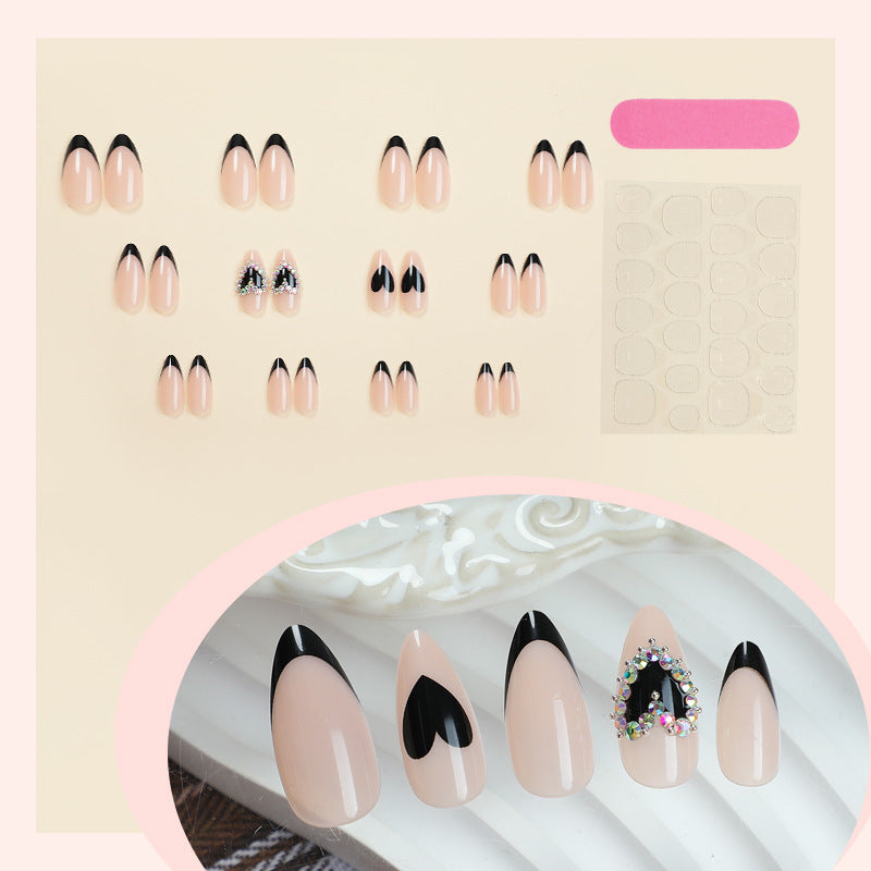 Künstlerisches Press-On Nagelset mit Herz- und Edelstein-Details Brehn