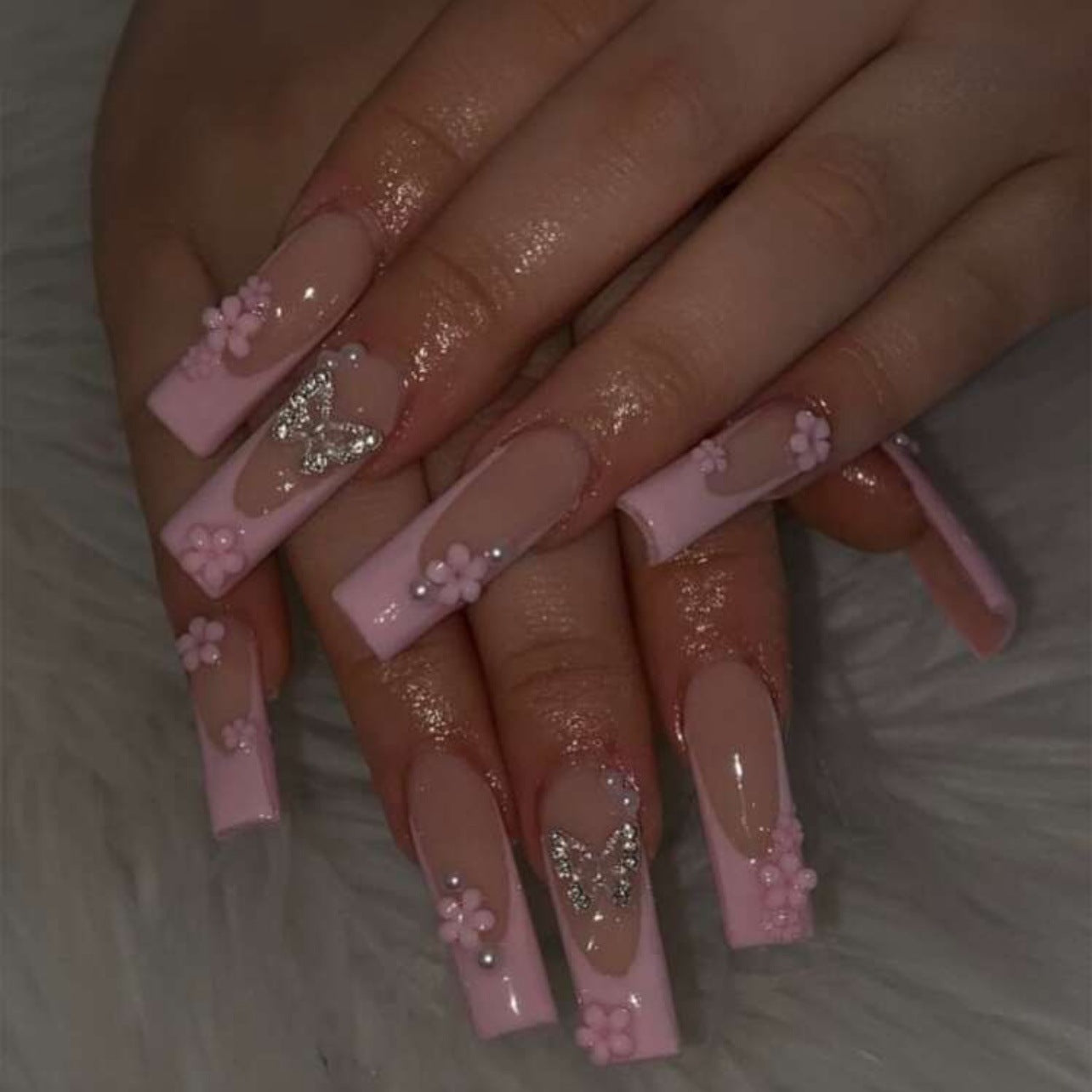 Kunstnagelset mit romantischen Schmetterlings- und Blütenverzierungen Brehn