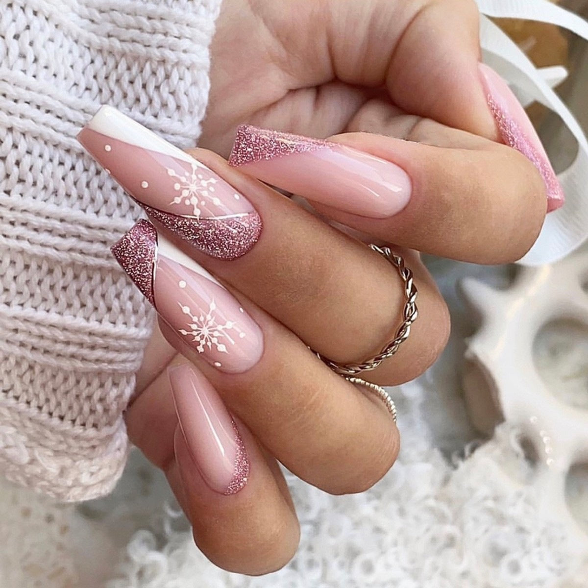 Kunstnagelset mit funkelnden Glitzereffekten und zarten Winter-Motiv Brehn