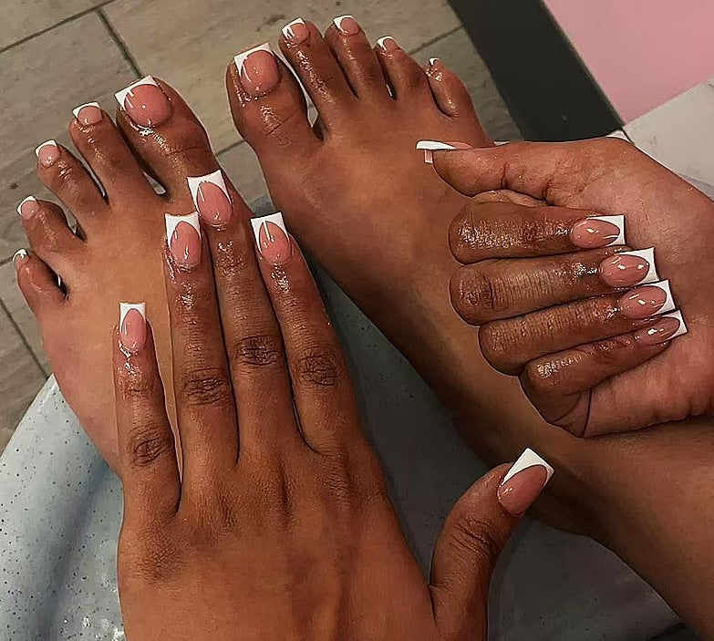 Kunstnagelset mit modernem Design und elegantem Spitzenlook Brehn
