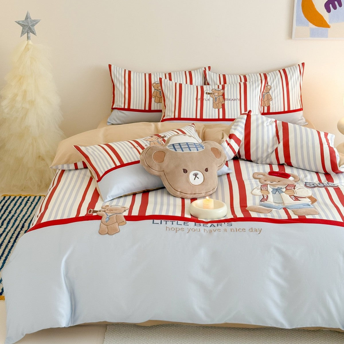 Kinderbettwäsche-Garnitur mit gesticktem Teddybär-Motiv und feinen Streifen