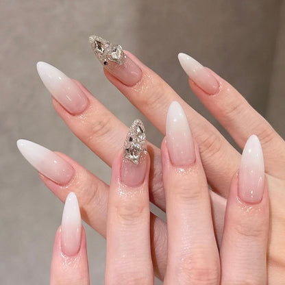 Kunstvolle Nagelkunst mit Blumen-Design und Blauem French Tip Brehn