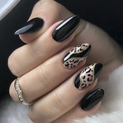 Kunstvolle Stiletto-Nägel mit leopardischem Design und Glitzereffekten Brehn