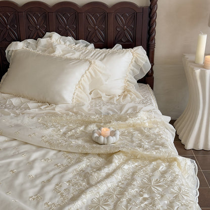Elegante Satinbettgarnitur mit doppellagigem Chiffon‑Volant und floraler Reliefstickerei