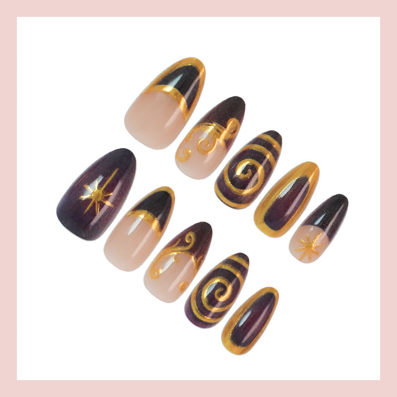Kunstnagelset mit eleganten Spiralmustern und glamourösen goldenen Akzenten Brehn