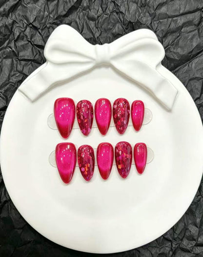 Dekoratives Press-On Nagelkunst-Set mit floralen und verspielten Designs