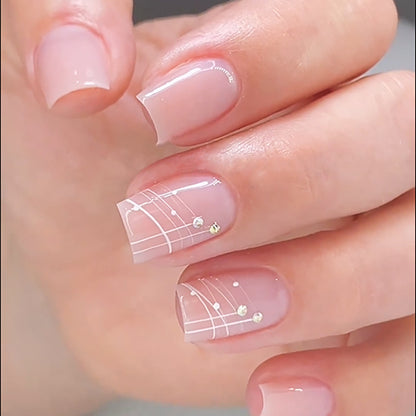 Kunstvolle Nagelverlängerungen mit elegantem Design und Strassverzierungen Brehn