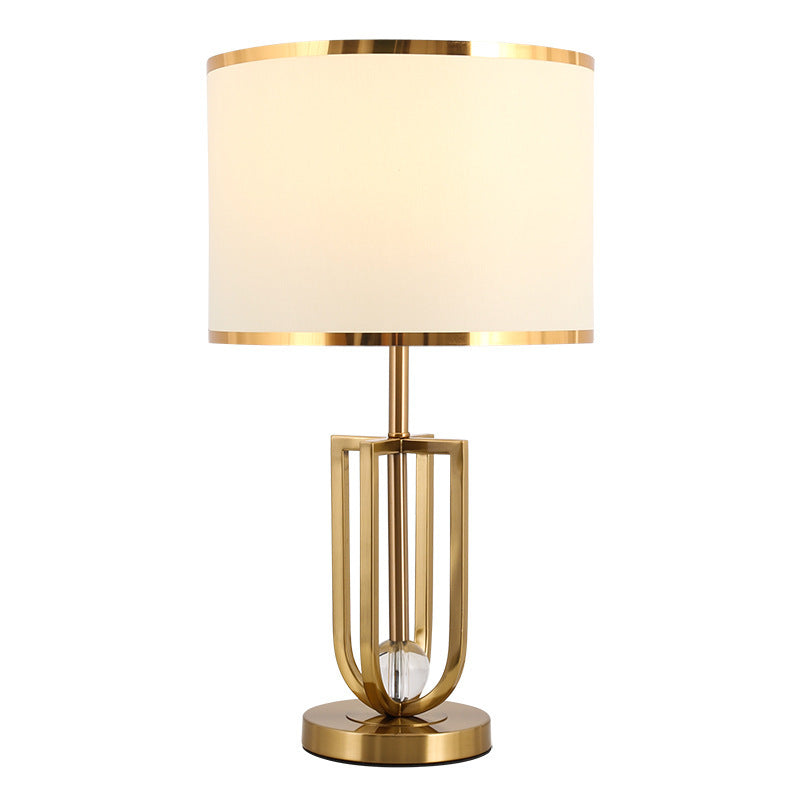 Moderne dekorative Tischlampe mit goldenen Akzenten