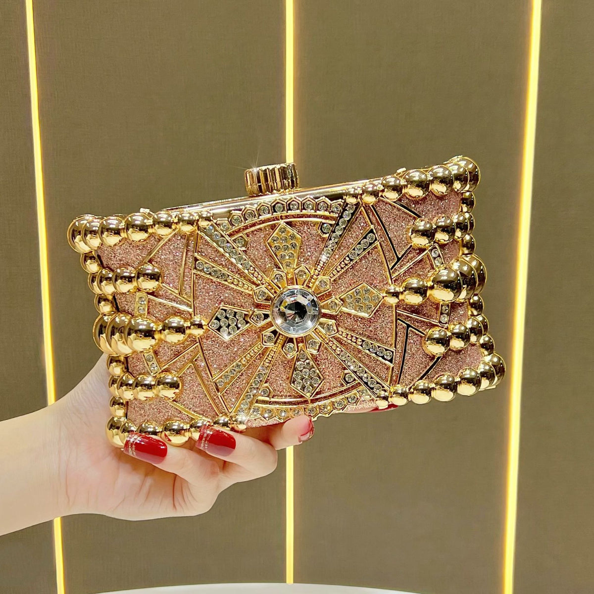 Glänzende dekorative Abend-Clutch