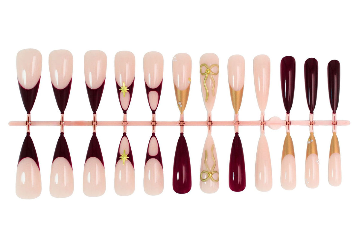 Kunstnagelset mit glamourösen Goldakzenten und eleganten Spitzen Brehn