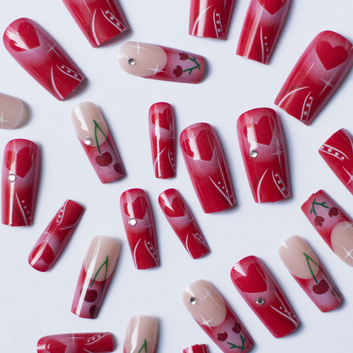 Künstlerisches Herz- und Kirsch-Nagelkunstdesign