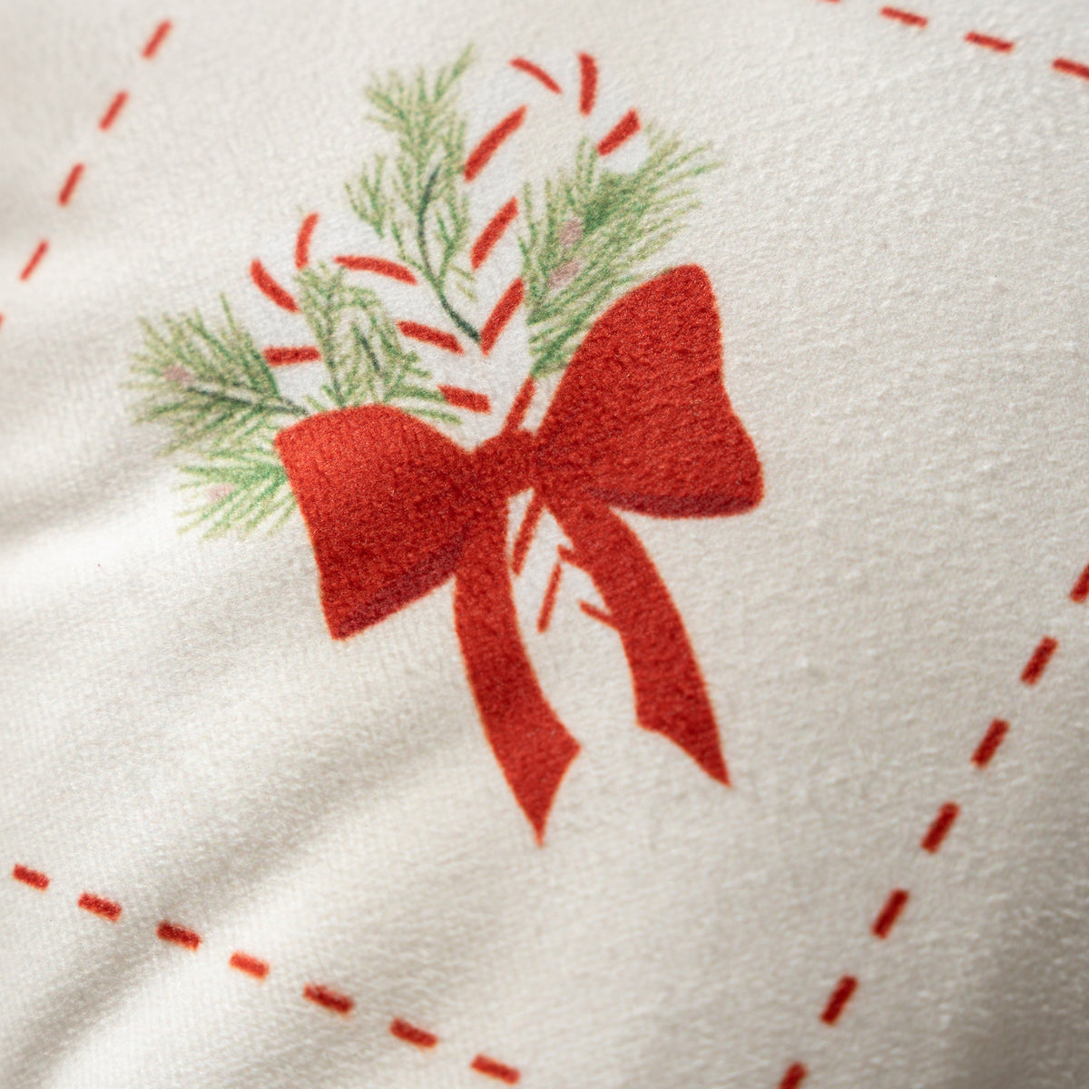 Rechteckiger dekorativer Kissenbezug mit weihnachtlichen Stickmotiven und Paspelierung Brehn