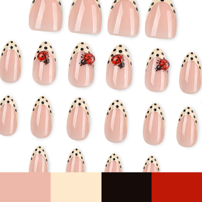 Kunstvolle Nagelkunst mit Marienkäfer-Motiv und Polka-Dots Brehn