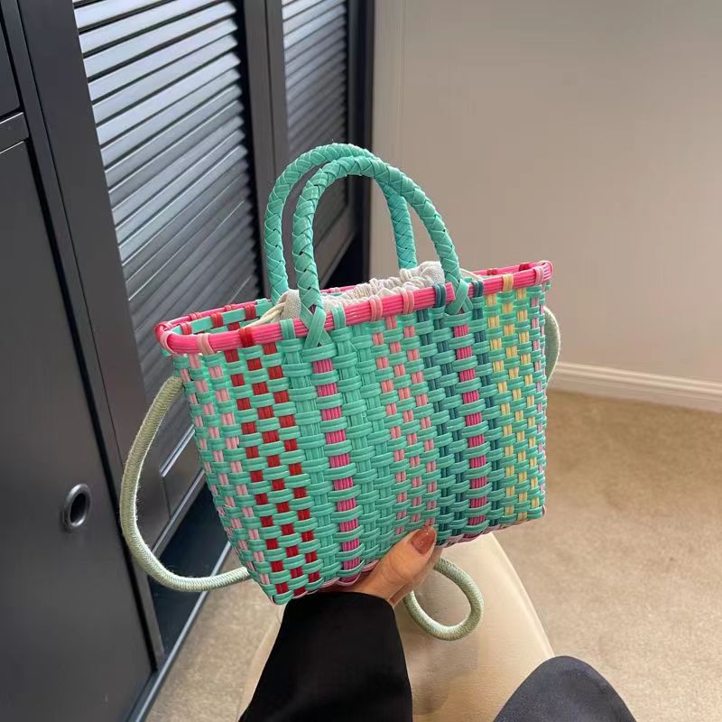 Verspielte Handtasche Aus Geflochtenen Materialien Brehn