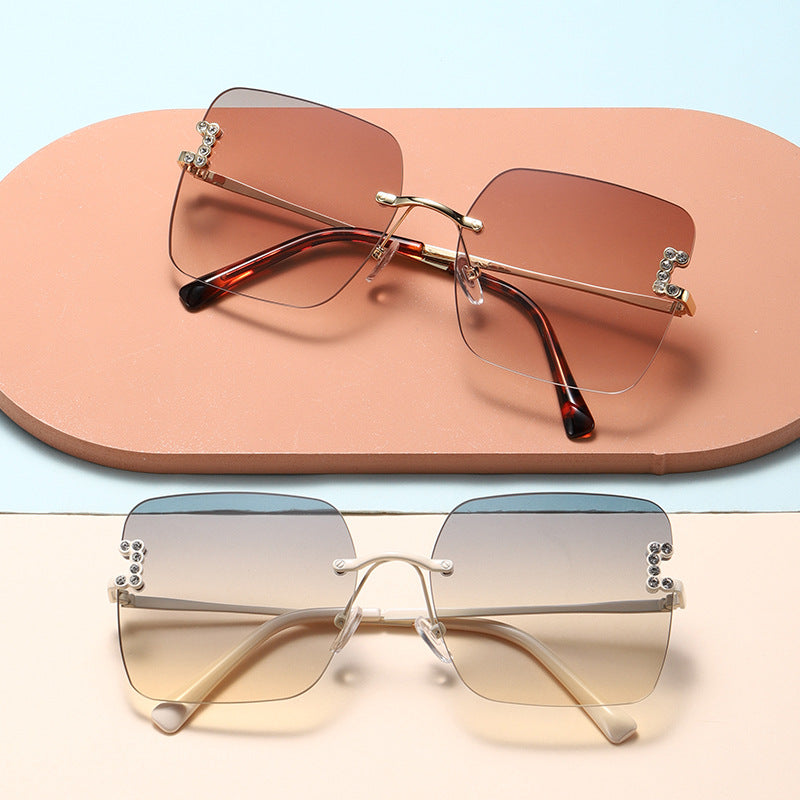 Damen modische quadratische Sonnenbrille mit zarten Designdetails Brehn