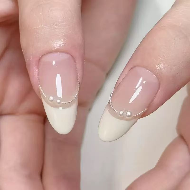 Künstlerisches, mandelförmiges Press-On-Nagelset mit eleganten floralen Akzenten Brehn