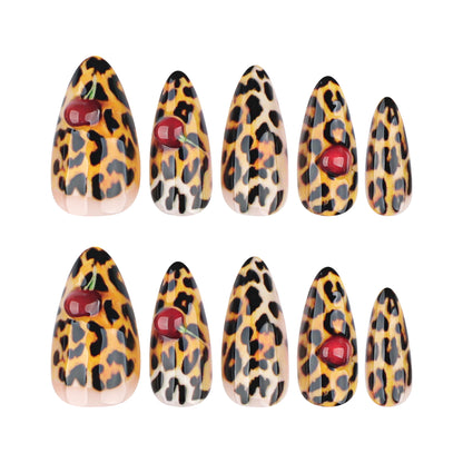 Kunstvolle Stiletto-Nägel mit Leopardenmuster und Akzenten Brehn