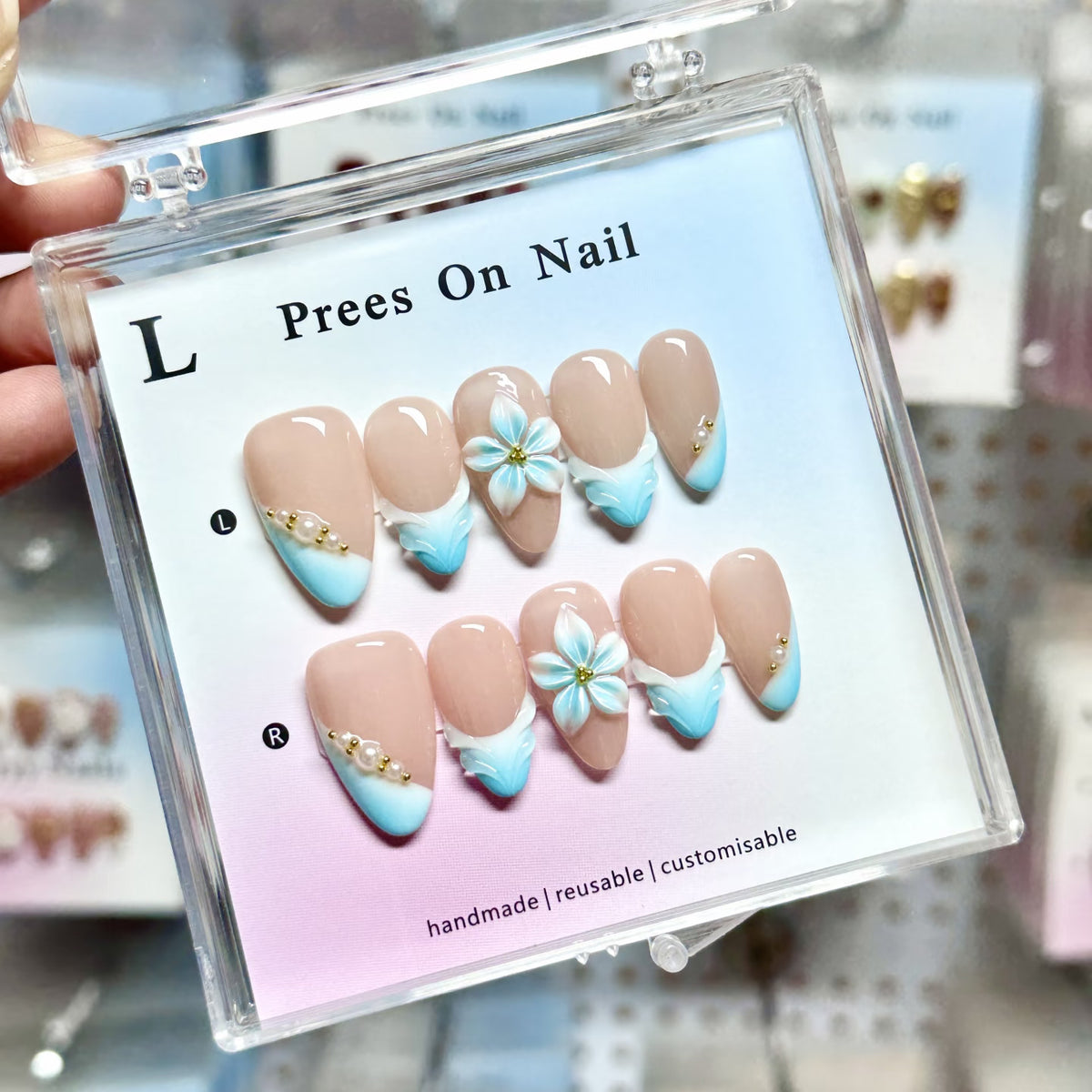 Künstlerisches Press-On-Nagel-Set mit floralen und grünen Akzenten