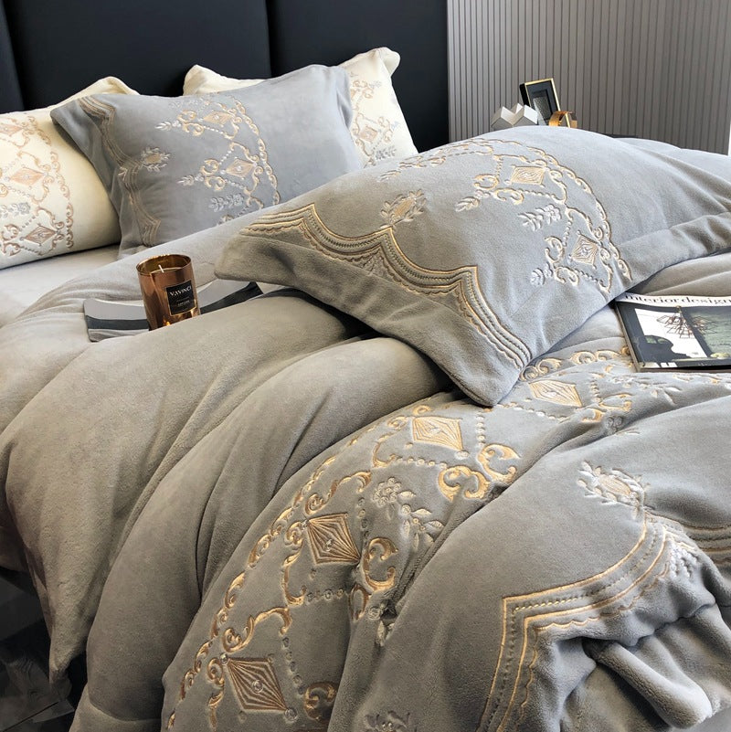Luxuriöses Samt-Bettwäsche-Set mit feiner Stickerei und gesteppter Decke