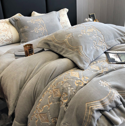 Luxuriöses Samt-Bettwäsche-Set mit feiner Stickerei und gesteppter Decke