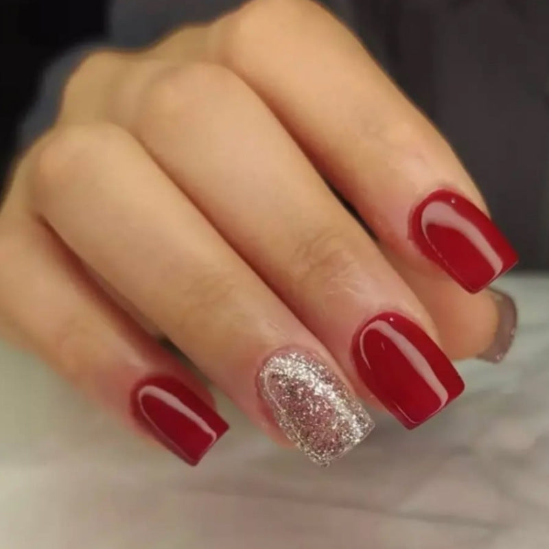 Dekoratives Press-On Nagelset mit Glitzerakzenten Brehn